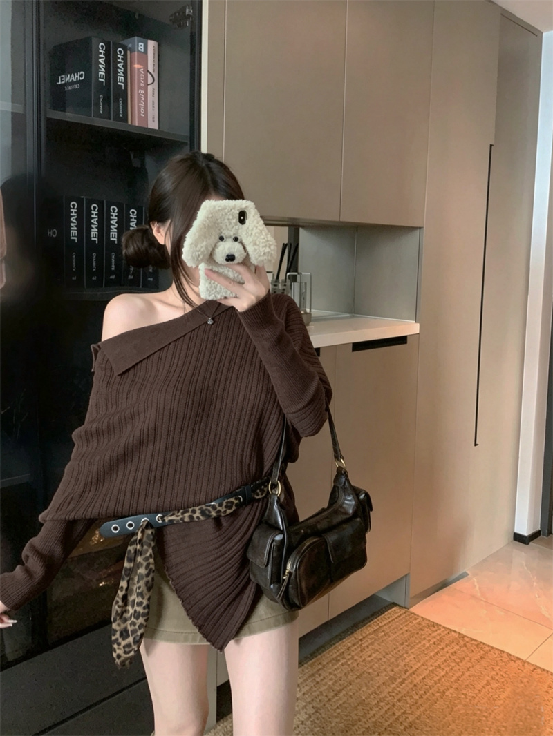 Elegant One-Shoulder Slimming Long-Sleeve Knit Sweater with Belt - Image 4